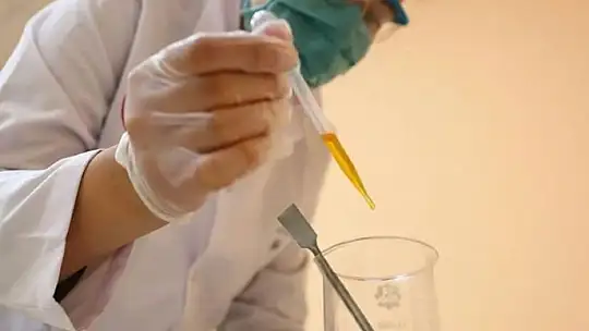 Üniversite öğrencisi doğada çözünerek bitkiye dönüşen plastik üretti