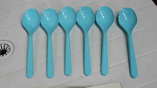 Üniversite öğrencisi doğada çözünerek bitkiye dönüşen plastik üretti