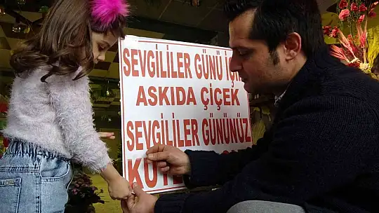 Üniversitedeyken sevdiğine hediye alamayan çiçekçiden 'Askıda Çiçek' kampanyası