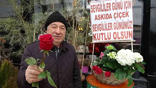 Üniversitedeyken sevdiğine hediye alamayan çiçekçiden 'Askıda Çiçek' kampanyası