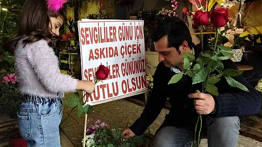Üniversitedeyken sevdiğine hediye alamayan çiçekçiden 'Askıda Çiçek' kampanyası