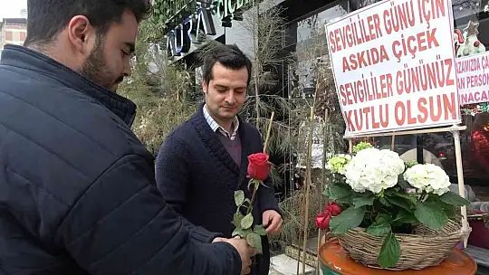 Üniversitedeyken sevdiğine hediye alamayan çiçekçiden 'Askıda Çiçek' kampanyası