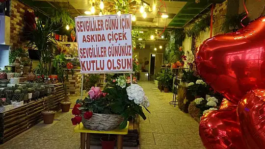 Üniversitedeyken sevdiğine hediye alamayan çiçekçiden 'Askıda Çiçek' kampanyası