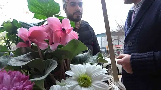 Üniversitedeyken sevdiğine hediye alamayan çiçekçiden 'Askıda Çiçek' kampanyası