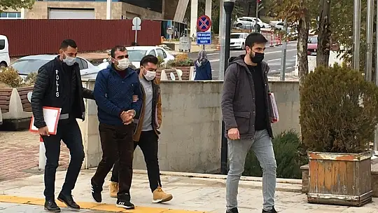Uyuşturucu tacirine şok baskın, hepsi odunluktan çıktı