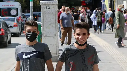 Vaka sayısının en çok arttığı Elazığ'da maskesiz vatandaş, herkesi maske takmaya davet etti