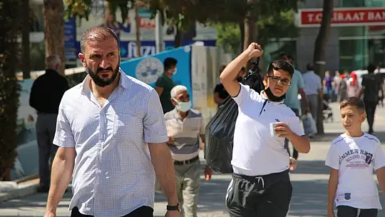 Vaka sayısının en çok arttığı Elazığ'da maskesiz vatandaş, herkesi maske takmaya davet etti