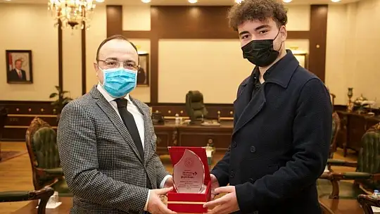 Vali Erkaya Yırık, dereceye giren gençlere ödüllerini verdi
