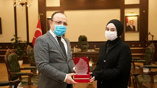 Vali Erkaya Yırık, dereceye giren gençlere ödüllerini verdi