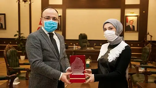 Vali Erkaya Yırık, dereceye giren gençlere ödüllerini verdi