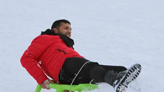 Vatandaşlar Hazarbaba Kayak Merkezine akın etti
