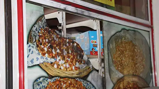 Vicdansız hırsız, fare gibi girdiği büfeden malzemelerle birlikte hayır kumbarasını da çaldı