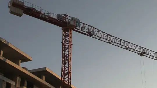 Vinçte intihara teşebbüs eden şahsı polis ikna ederek indirdi