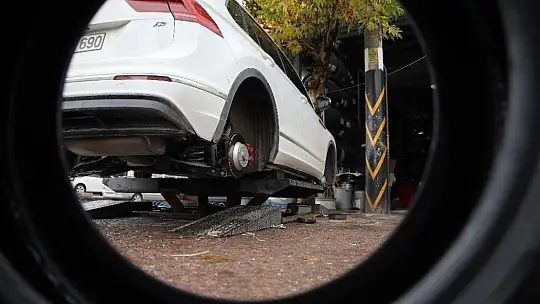 Yağış geldi, yasak başlamadan oto lastikçilerde yoğunluk başladı
