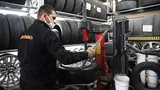 Yağış geldi, yasak başlamadan oto lastikçilerde yoğunluk başladı
