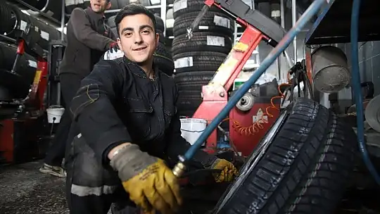 Yağış geldi, yasak başlamadan oto lastikçilerde yoğunluk başladı