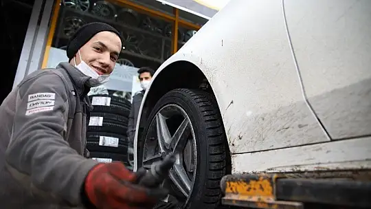 Yağış geldi, yasak başlamadan oto lastikçilerde yoğunluk başladı
