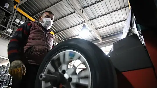 Yağış geldi, yasak başlamadan oto lastikçilerde yoğunluk başladı