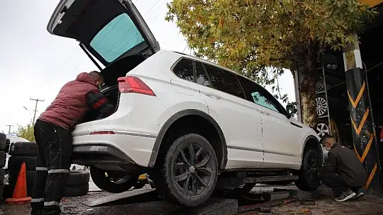 Yağış geldi, yasak başlamadan oto lastikçilerde yoğunluk başladı