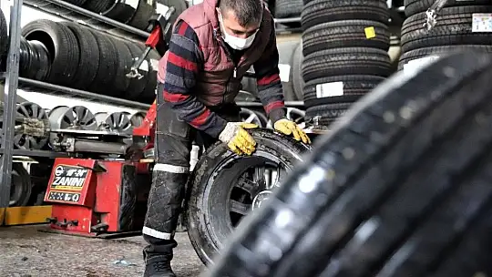 Yağış geldi, yasak başlamadan oto lastikçilerde yoğunluk başladı