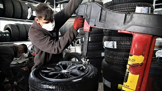 Yağış geldi, yasak başlamadan oto lastikçilerde yoğunluk başladı
