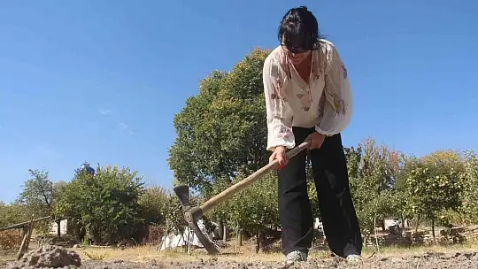 Yıllarca kaldığı Fransa'da en iyi fakültede doktora yaptı, köyüne dönüp tarıma başladı