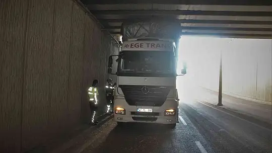 Yine aynı yer, saman yüklü tır alt geçide sıkıştı