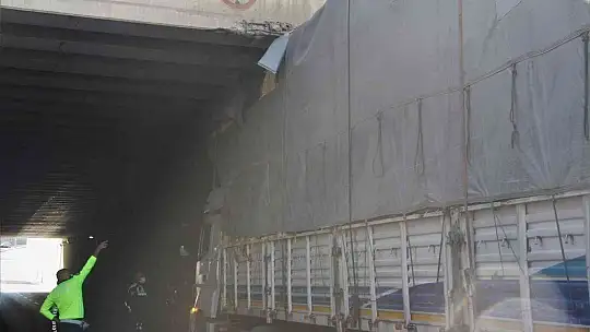 Yine aynı yer, saman yüklü tır alt geçide sıkıştı