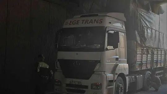Yine aynı yer, saman yüklü tır alt geçide sıkıştı