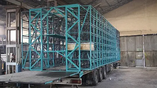 Yurt dışından geldi, Türkiye'nin en büyük ve teknolojik mobil arı tırını yaptı