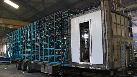 Yurt dışından geldi, Türkiye'nin en büyük ve teknolojik mobil arı tırını yaptı