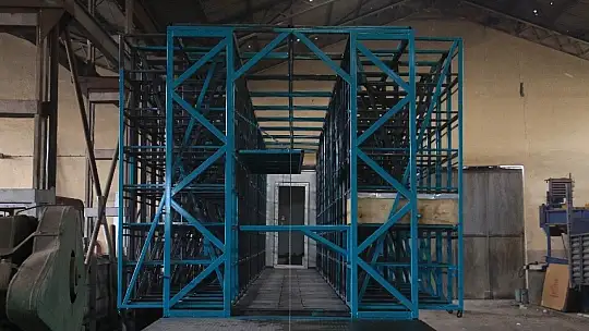 Yurt dışından geldi, Türkiye'nin en büyük ve teknolojik mobil arı tırını yaptı