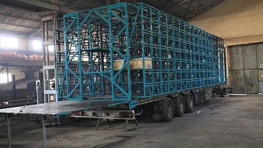 Yurt dışından geldi, Türkiye'nin en büyük ve teknolojik mobil arı tırını yaptı