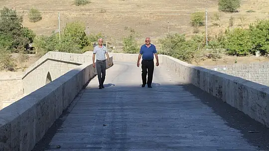 Yüzlerce yıllık Palu Köprüsü tarihe meydan okuyor