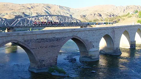 Yüzlerce yıllık Palu Köprüsü tarihe meydan okuyor