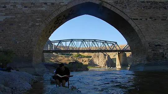 Yüzlerce yıllık Palu Köprüsü tarihe meydan okuyor