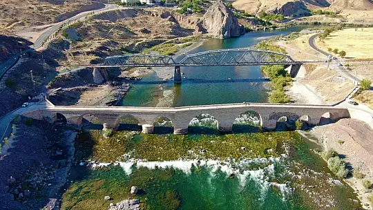 Yüzlerce yıllık Palu Köprüsü tarihe meydan okuyor