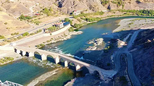 Yüzlerce yıllık Palu Köprüsü tarihe meydan okuyor