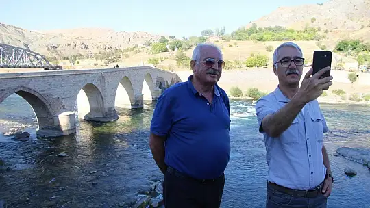 Yüzlerce yıllık Palu Köprüsü tarihe meydan okuyor