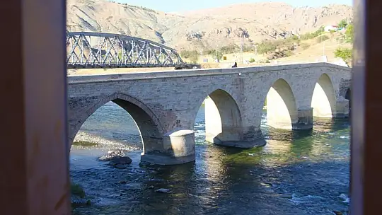 Yüzlerce yıllık Palu Köprüsü tarihe meydan okuyor