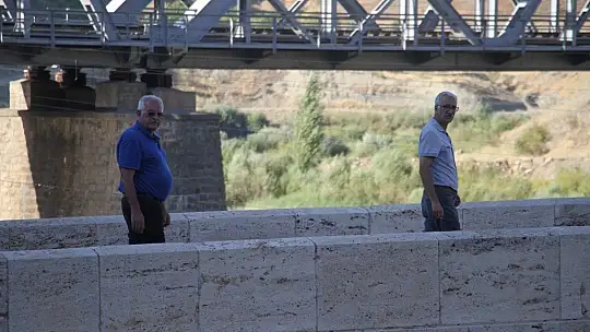 Yüzlerce yıllık Palu Köprüsü tarihe meydan okuyor