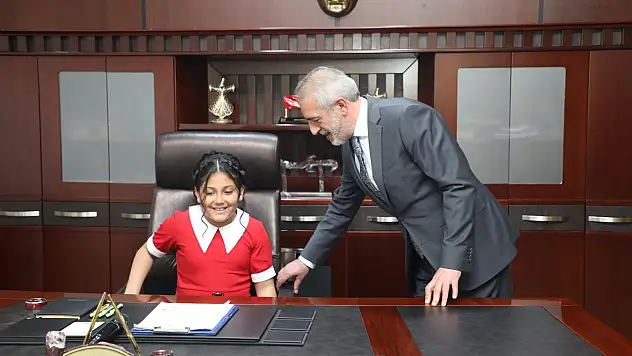 Başkan Şerifoğulları'nın makamını, minik öğrenci Birici devraldı