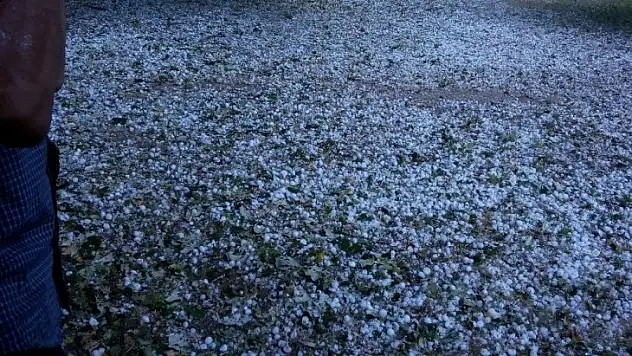 Yalova'da dolu araç camlarını tuzla buz etti