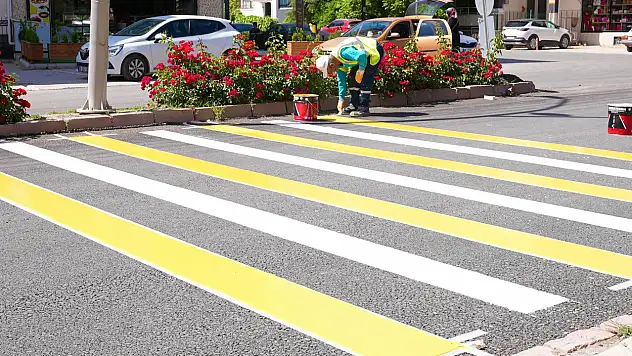 Elazığ Belediyesi yollarda yol çizgi, yaya çizgisi ve işaret çalışmaları gerçekleştiriyor