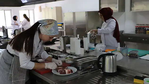 Fırat Üniversitesi'nde yemek yarışması düzenlendi