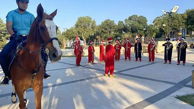 Mehteran takımı ve Atlı Jandarma Timi vatandaşlara Osmanlı dönemini yaşattı