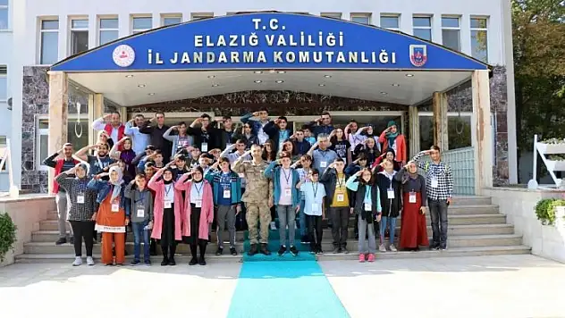 Öğrencilerden Mehmetçiğe asker selamı