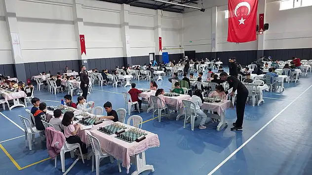 Palu'da bir ilk gerçekleşti ödüllü satranç turnuvası büyük ilgi gördü