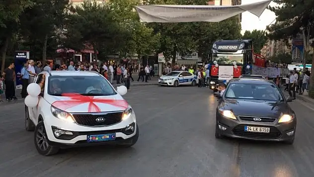 Sünnet olan çocuklara Mehteran eşliğinde tırla şehir turu