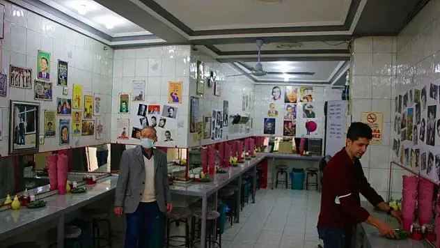 Yeşilçam oyuncularının unutulmaması için iş yerinin duvarlarını posterleriyle doldurdu